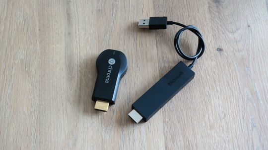 Chromecast til venstre.