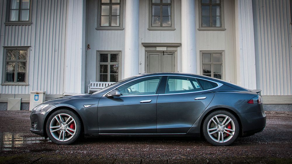 I løpet av sommeren skal det komme en stor oppdatering til de nyeste Teslaene. Her har Tesla måttet moderere påstandene litt, etter å først ha omtalt oppdateringen som en autopilot.