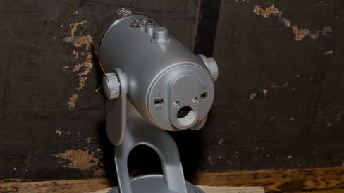 Baksiden, med tilkoblinger for hodetelefoner og USB.