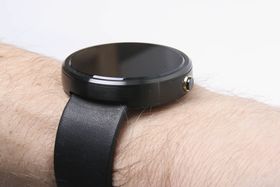 Den ene Google-smartklokken ligner visstnok på Motorolas Moto 360, her avbildet.