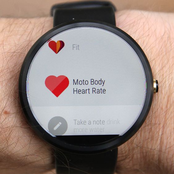 Moto 360 har innebygget pulsmåler og skritteller.