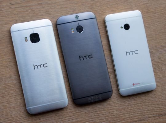 Tre generasjoner HTC One på samme bord.