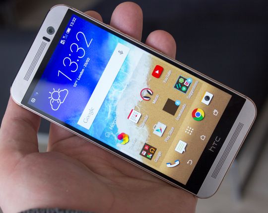 Slik ser hjemmeskjermen ut på HTC One M9.