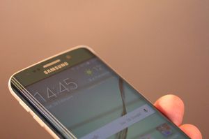 Den buede skjermen blir visstnok kun å finne på én Samsung-toppmodell neste år. Dette er Galaxy S6 Edge.