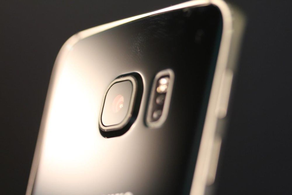 Kameraet stikker litt ut. Her ser du hvordan det ser ut på Galaxy S6.