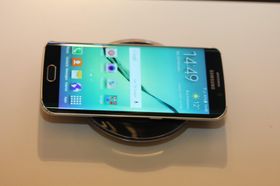 Galaxy S6 har innebygget, trådløs lading som gjør dem kompatible med de nye IKEA-møblene.