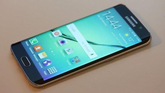 Samsung Galaxy S6 Edge har buede kanter.