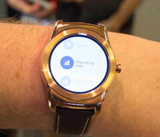 Watch Urbane kjører Android Wear, og vi opplever den som litt lite intuitiv i bruk.