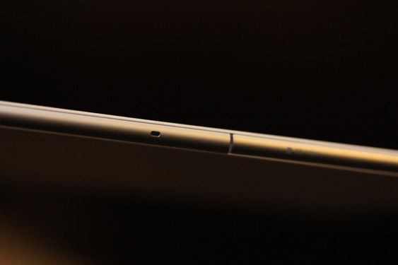 Xperia Z4 Tablet er bare 6,1 millimeter tykt.