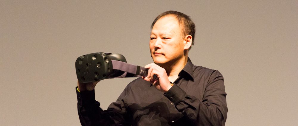 HTC-sjef Peter Chou viser frem HTC Re Vive fra scenen under et arrangement her i Barcelona.