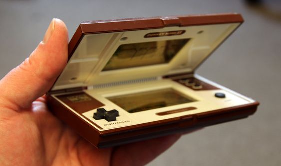 Nintendos velkjente styrekors og sammenleggbare formfaktor. Spillet er Donkey Kong II.