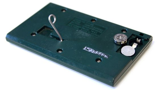 De vanlige spillene hadde støtteben som gjorde den til en dekorativ klokke. Alarm hadde den også. Batteriene var av samme type som ble brukt i blant annet kalkulatorer.