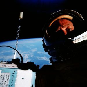 Verdens første romselfie.
