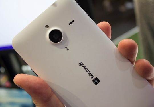 Lumia 640 XL i matt hvitfarge minner undertegnede mest om en flatpresset Nokia 808 PureView.