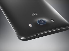 Telefonen er ikke direkte tynn med sine 9,8 millimeter, og på toppen av det hele stikker kameraet litt ut bak.