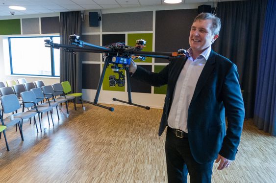 Knut H. Johansen, sjef for ESmart Systems, viser stolt frem droneprototypen som skal få en stor rolle å spille i selskapets analyse- og overvåkningssystem.