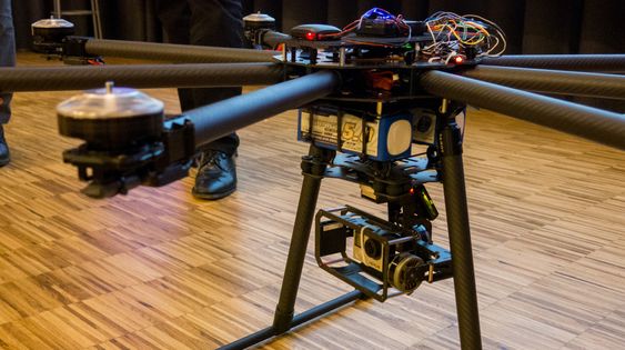 Denne droneprototypen kan inspisere linjestrekk gjennom forhåndsdefinerte GPS-koordinater. Den har innebygget infrarødt kamera som lar den spotte feil gjennom automatisk dataprosessering, og en lidar – som hindrer den i å krasje.