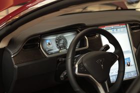 Flere har prøvd å hacke seg inn via den store skjermen midt i bilen. Tesla ber deg om å ikke gjøre det.