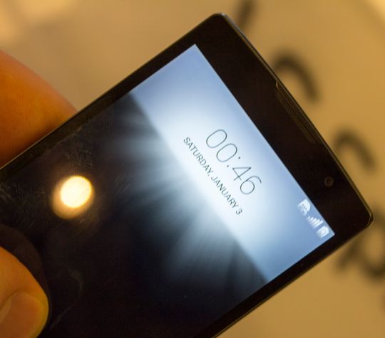 Funksjonen som viser deg klokkeslett og varslinger ved å trekke ned på en låst skjerm følger med fra G Flex 2.