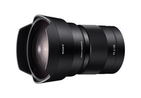 Den blir ikke akkurat mindre med Fisheye-konverteringslinsen.