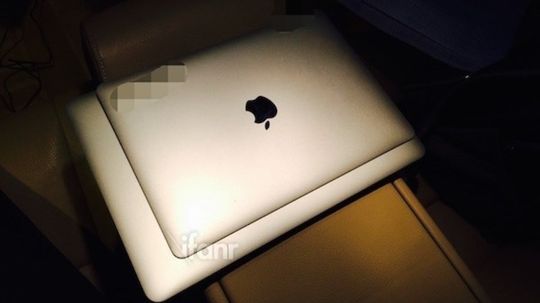 Dette skal være et bilde av den nye MacBook Air med retinaskjerm på toppen av en gammel MacBook Air 13.