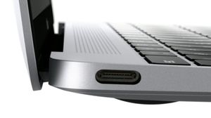 Én eneste USB-C-inngang er det du får. Denne kan lade opp maskinen, fungere som skjermutgang og overføre filer.