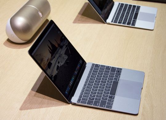 Det er vanskelig å fullt ut sette pris på hvor liten en ny MacBook er uten å løfte den selv.