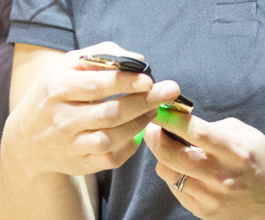 Kraftige dioder under klokken kan måle pulsen. Men hvor presis målingen er vet vi ikke helt. Vår hjelper hadde visstnok en puls på over 130 slag i minuttet. Det er kanskje mer krevende enn vi trodde å vise frem Apple-produkter.