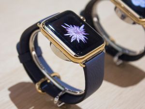 Dyreste variant Apple Watch skal koste over 130 000 kroner. Det som kanskje var slike klokker ble utstilt inni et glassbord.