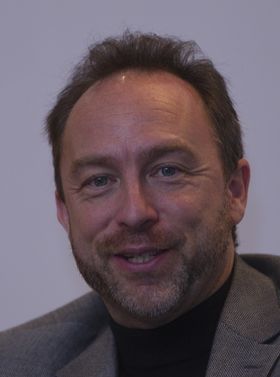 Wikipedia-grunnlegger Jimmy Wales mener han har mange gode grunner til å saksøke NSA.