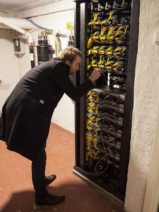 Arve Paalsrud gjør den lille endringen i serverskapet i kjelleren som må til.