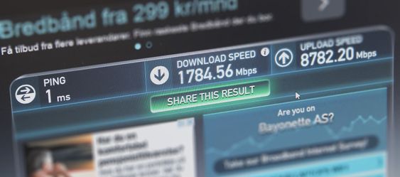 Firefox er den eneste nettleseren som klarte å gi noe i nærheten av den teoretiske hastigheten - dog bare opp. Bredbåndstestingssystemer som Speedtest er ikke bygget for å gi sikre målinger på denne typen ekstreme hastigheter.