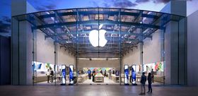 Apple har hatt fysiske butikker lenge. Nå kommer Google etter. Her fra Apple Store i Santa Monica i California.