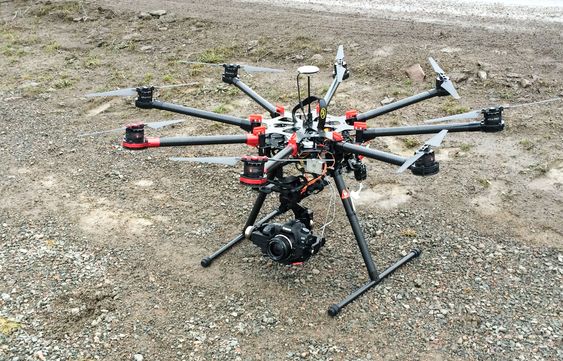 Her ser du Kim-David Østgårds octocopter.
