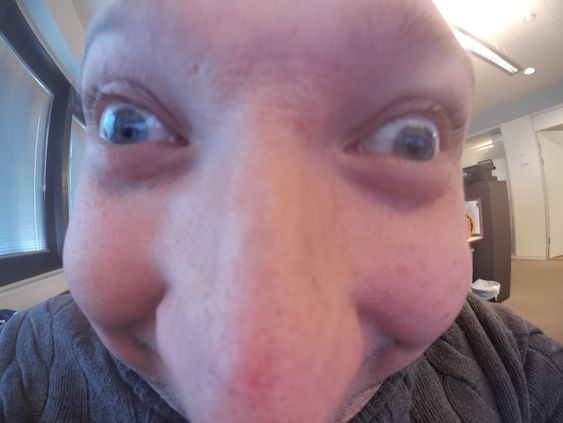 Selfie time! Du kan få ganske sprø resultater med vidvinkeloptikken på HTC Re.
