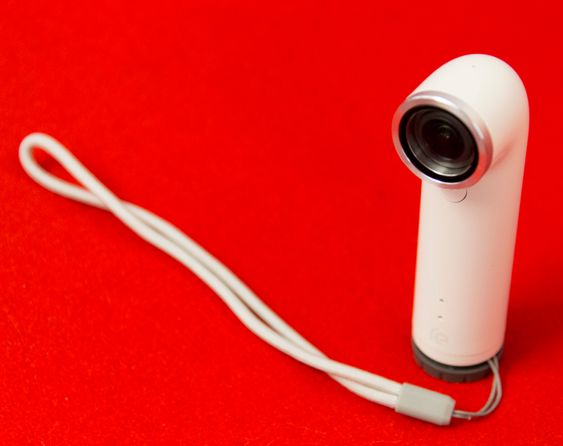 Slik ser hele HTC Re ut. I bunn har den feste for stativskrue. Rett ut av esken brukes denne til å feste armbåndet som følger med.