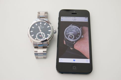 Alpina kommer også som dameur. På telefonen kan du se et bilde av den kommende modellen, som er noe mindre enn herremodellen som ligger ved siden av.