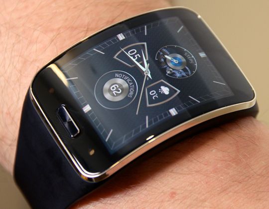 Samsung Gear S er den mest komplette av smartklokkene så langt, med innebygget SIM-plass og 3G-tilkobling er dette i praksis en helt telefon.