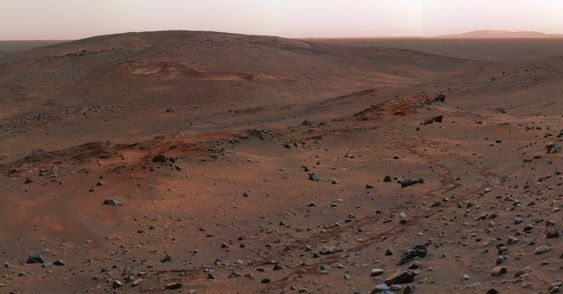Dette bildet av Gusev-krateret på Mars ble tatt av Spirit-roveren i 2005.
