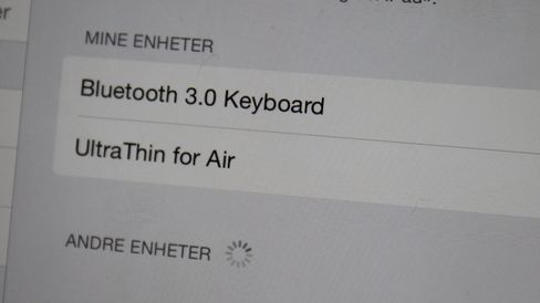 Tastaturet kobles enkelt til iPaden via Bluetooth.
