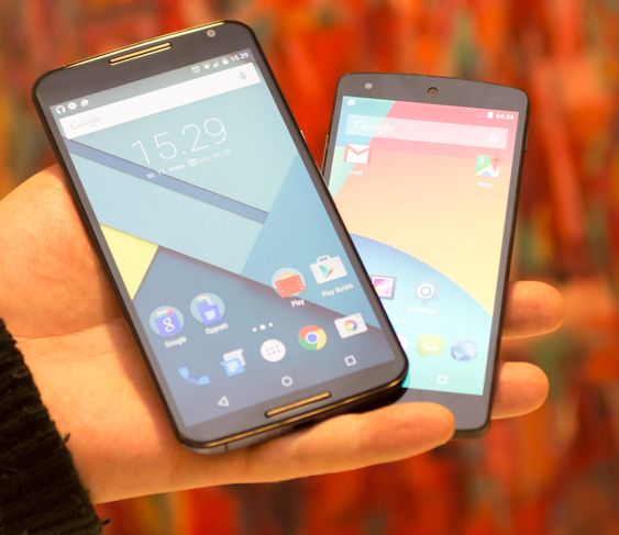 Nexus 6 har en meget god AMOLED-skjerm som er perfekt til filmtitting og spilling. Til høyre forrige generasjon Nexus fra LG.