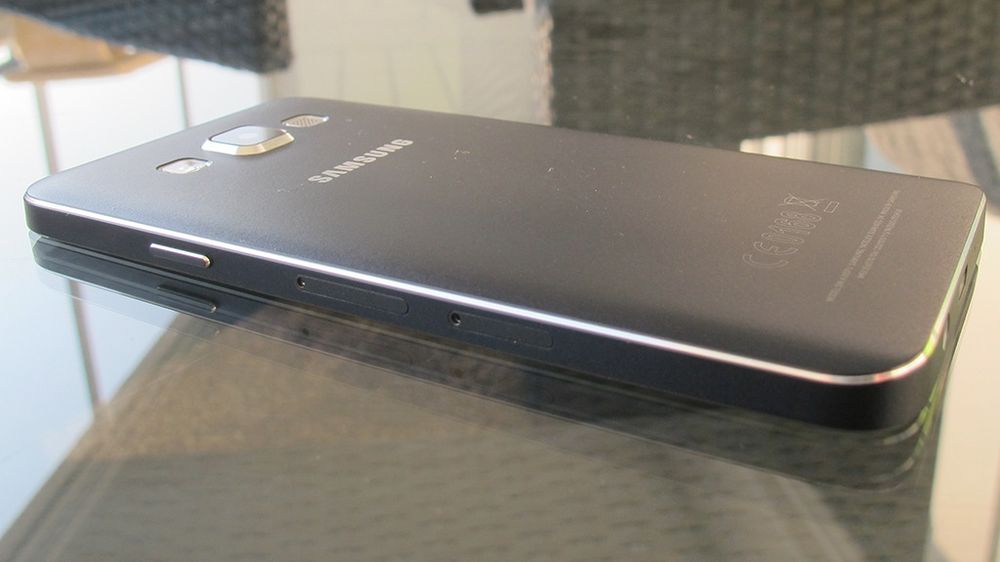Galaxy A3 har fått unibody-design, og Samsung har kvittet seg med plasten til fordel for aluminium. Det gjør underverker for kvalitetsfølelsen. (Foto: Marius S. Eltervåg).