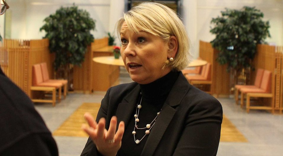 Næringsminister Monica Mæland peker på at eierskapsmeldingen slår fast at kvinner skal opp og fram i ledelse, men understreker at det er en rekke kriterier som skal oppfylles når Telenor nå skal finne ny toppsjef.