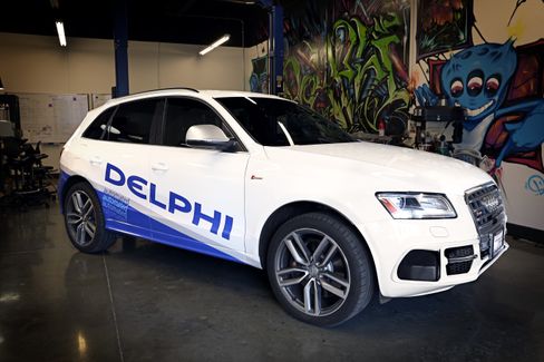 Audi har sin egen prototype på en selvkjørende bil som har kjørt skadefritt mellom San Francisco og Las Vegas, men også andre selskaper blander seg inn. Her en Audi med utstyr fra Delphi.