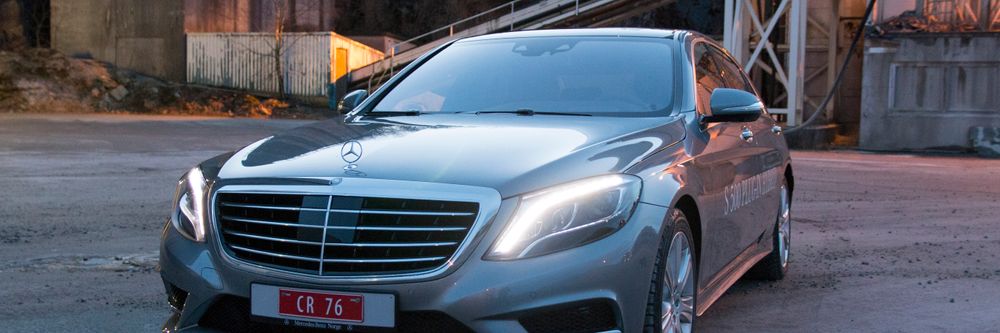 Alle de store bilprodusentene har prototyper på selvkjørende biler. På veien har vi så langt bare fått avansert førerassistanse, som i denne Mercedes S-500-en. Bilen bremser ned for trafikk selv, og styrer seg tilbake i feltet om du er ukonsentrert.