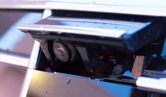 Bilen har et kamera som spretter ut av grillen når parkeringsfunksjonene aktiveres. Sammen med dette jobber et kamera under hvert sidespeil, og et ryggekamera bak. Dermed kan bilen vise deg parkeringen i et datagenerert fugleperspektiv.