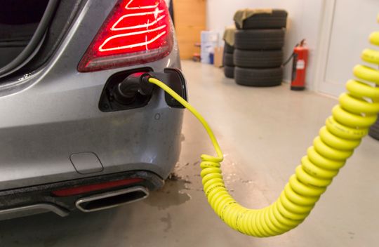 Luksusbil med ladekabel. Mercedes S500 Plug-in Hybrid skal kunne gå inntil 33 mil på batteriet alene. I tett bytrafikk gikk den rundt halve den lengden før motoren måtte hjelpe til.