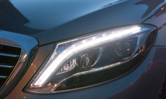 Det skjuler seg ikke en eneste lyspære under lyktglasset, men strålene fra lysdiodene styres av motoriserte reflektorer, slik også vanligere xenon-lykter styres i mange modeller.