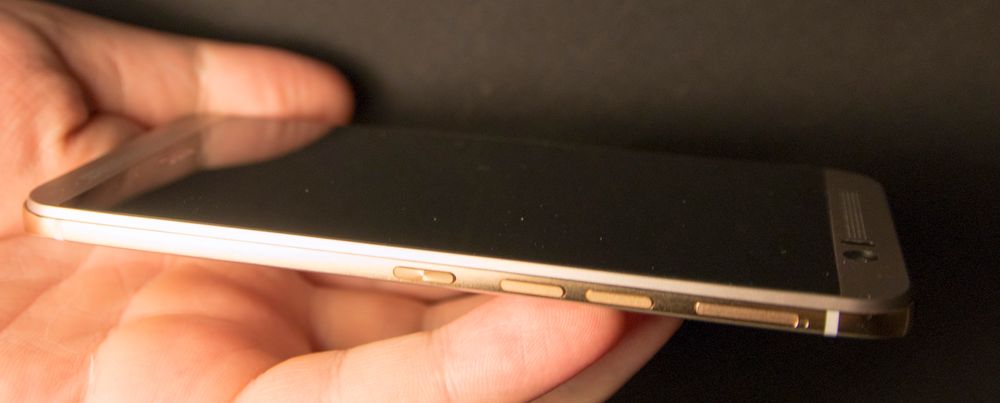 Alle knappene på HTC One M9 befinner seg på høyre side. Etter noen dagers bruk venner man seg til hva som er hva.
