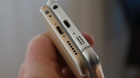 Noen mener Galaxy S6 er litt for lik iPhone 6, her i en gyllen variant.
